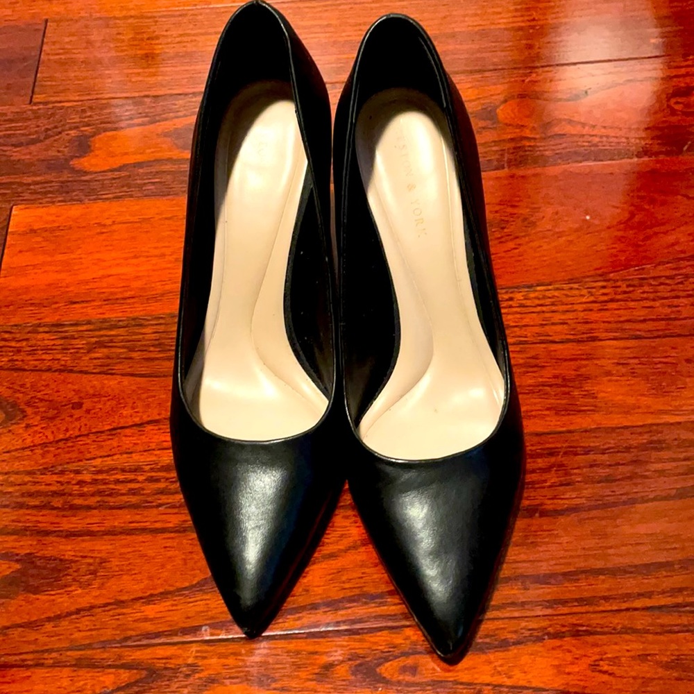 Black point toe pumps